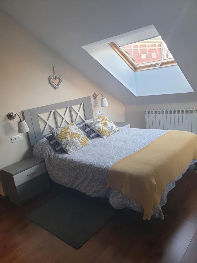 Atico Cine Colon Apartment Ribadeo Bagian luar foto